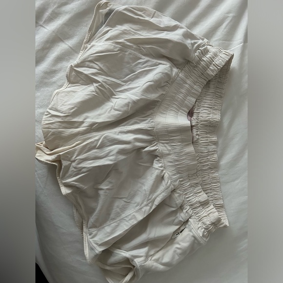 Lululemon White Hotty Hot shorts (low rise) | size 6 - Picture 2 of 3